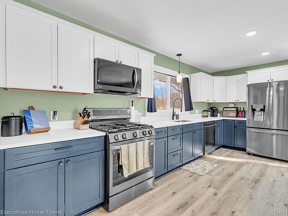 5th image of 5851 Lakeshore Rd