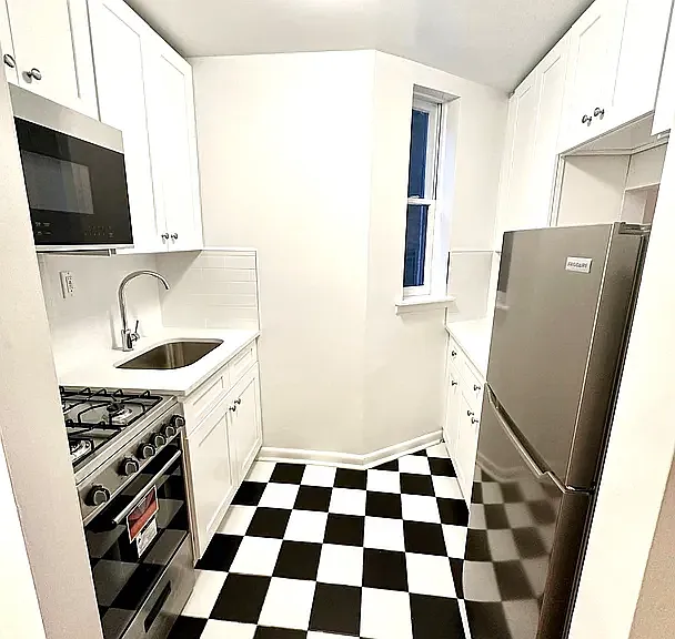 886 10th Ave #4A — Photo 1