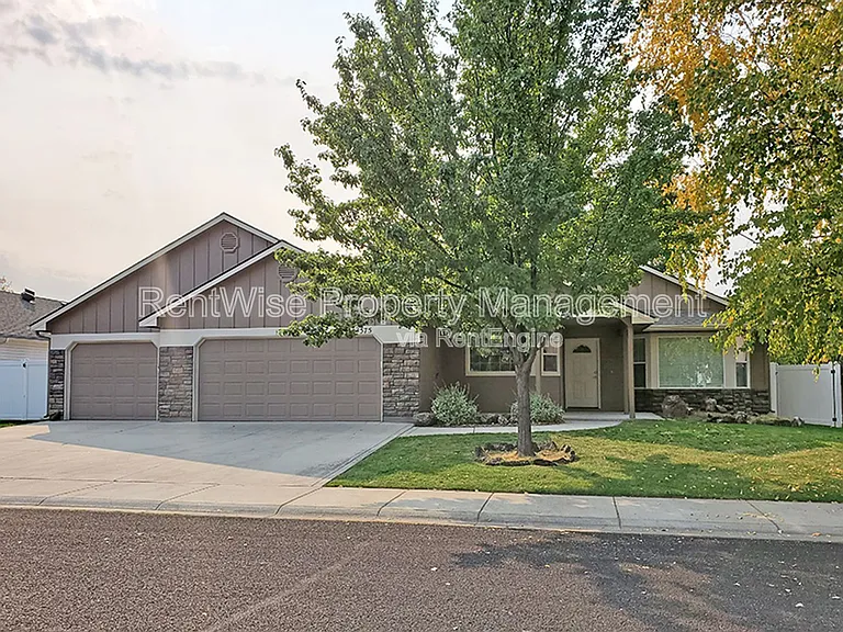 575 W Elias St — Photo 1