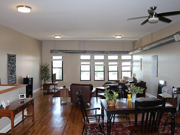 3rd image of 1391 N Milwaukee Ave