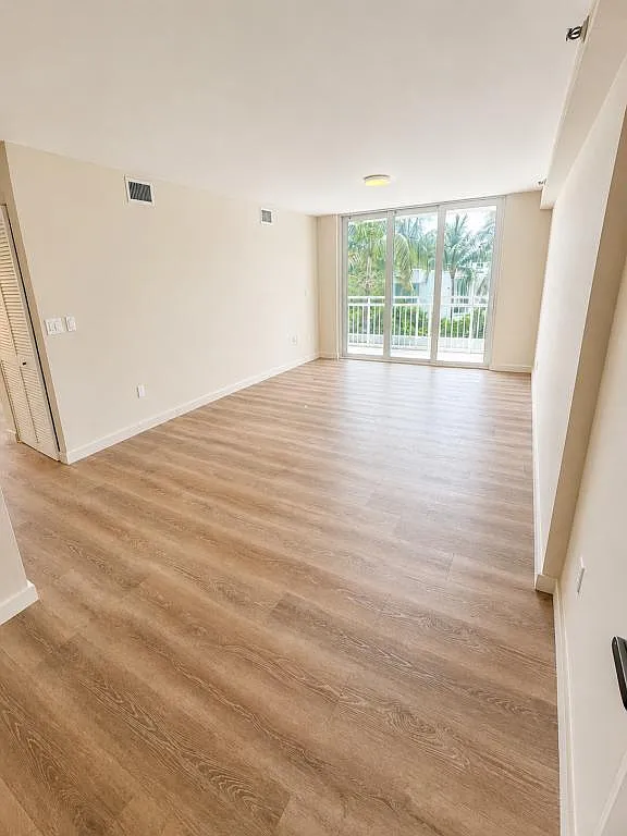7832 Collins Ave, unit 404 — Photo 4