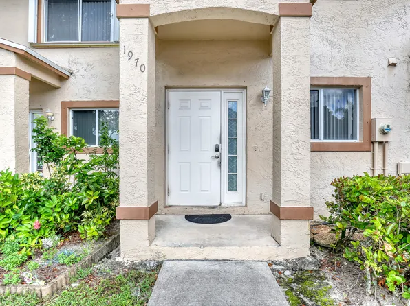 1970 LAKEVIEW Drive W, Royal Palm Beach, FL 33411