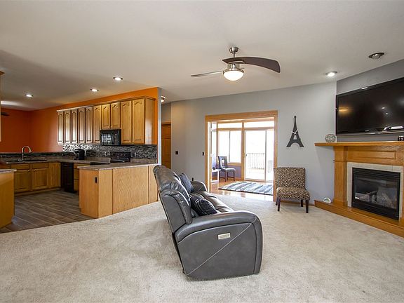 3rd image of 2220 Boxwood Dr