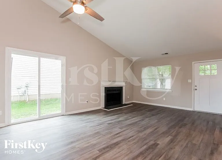 1320 Eagles Landing Dr — Photo 2