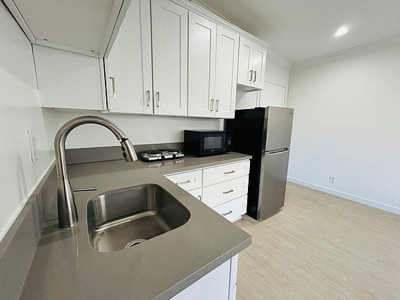 2nd image of 1733 Granville Ave APT 9