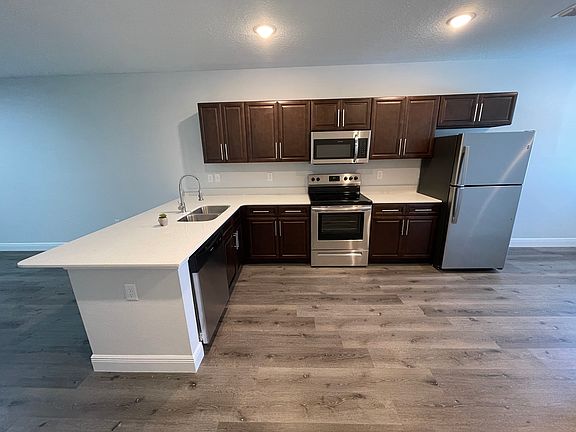 3rd image of 856 Glastonbury Dr #856