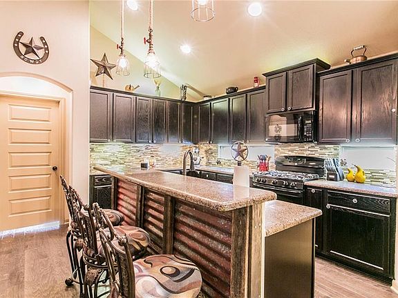 4th image of 2412 Lyla Ln