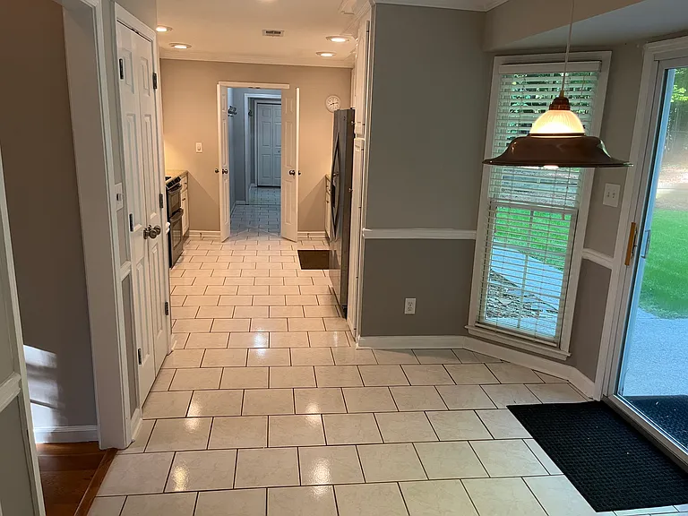 Kitchen & Eat-In Dining