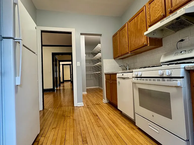 3801 N Lincoln Ave — Photo 2