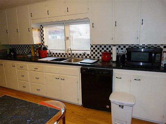5th image of 420 E 2nd Ave