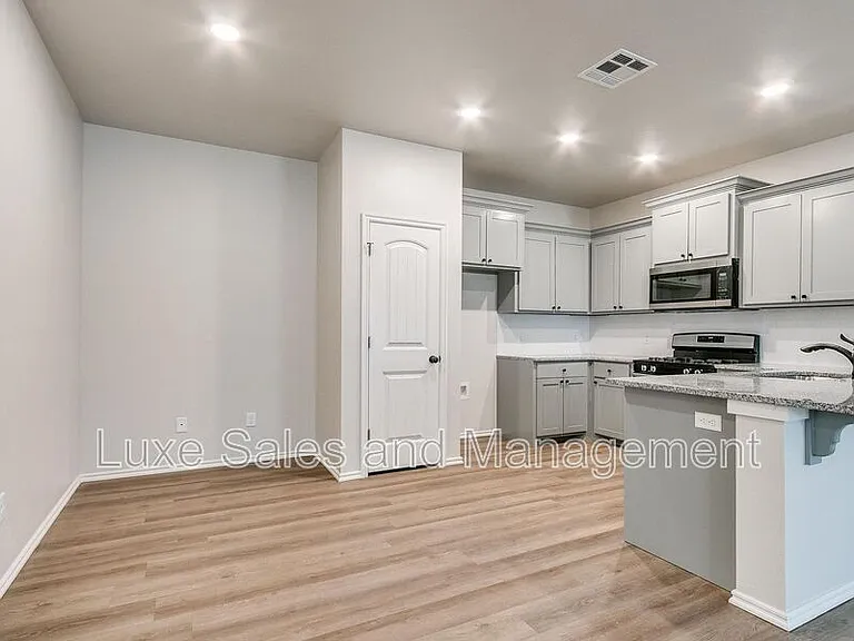 8004 NW 105th St — Photo 6
