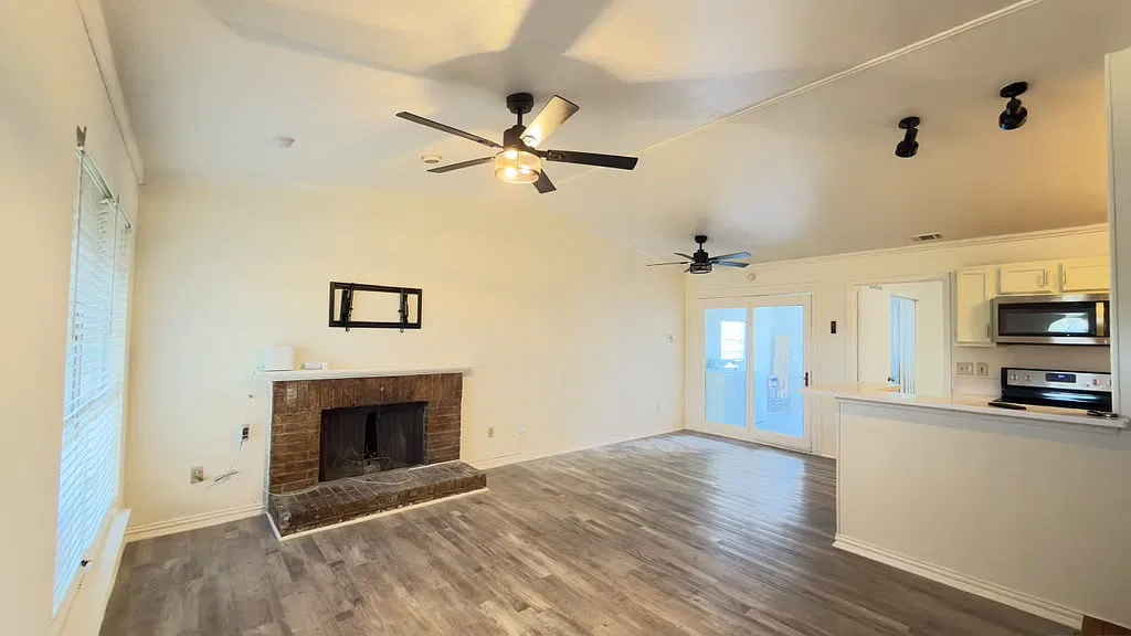 2 bed, 906 sqft, $1,600 — Photo 2