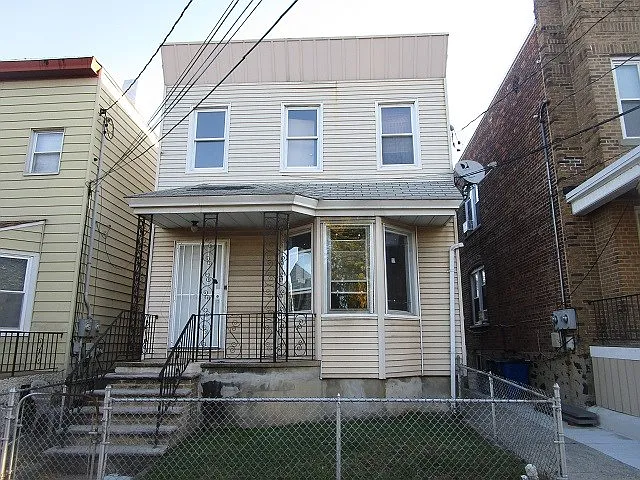 262 Linden Ave photo 1