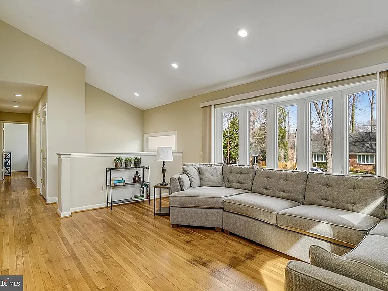 8651 Cromwell Dr — Photo 16