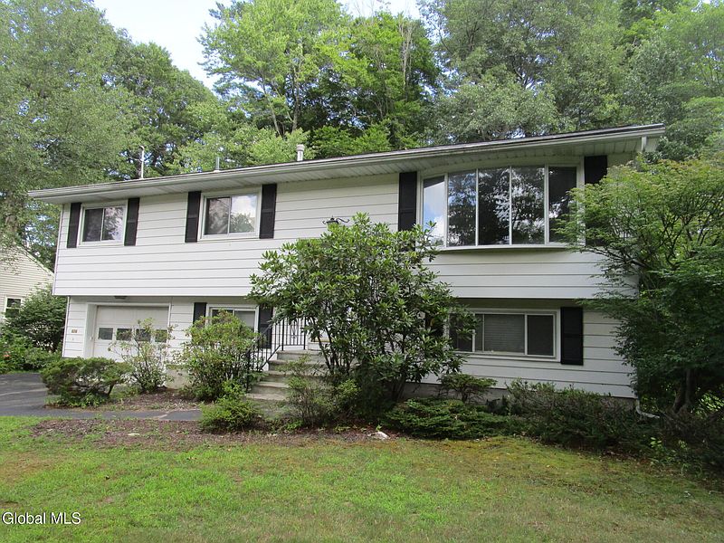 4th image of 676 Pearse Road