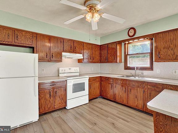 5th image of 3490 Kingston Rd