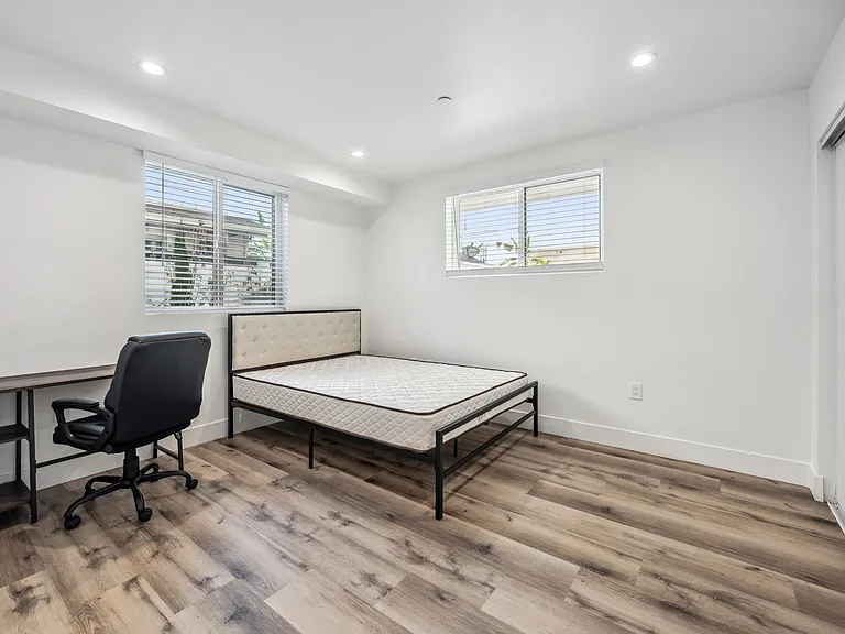Fully Furnished Housing: 1419 W 35th St — Photo 16