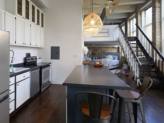 5th image of 1111 W Cornelia Ave APT 102