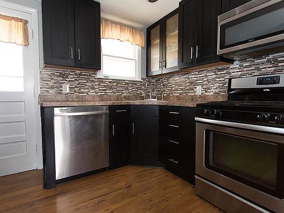 4th image of 85 Marilyn Dr