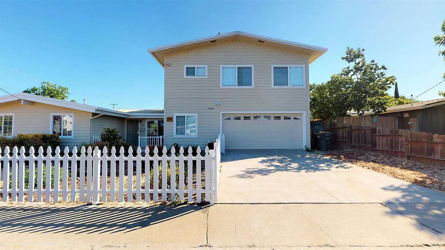 Charming & contemporary Concord home near BART — Photo 1
