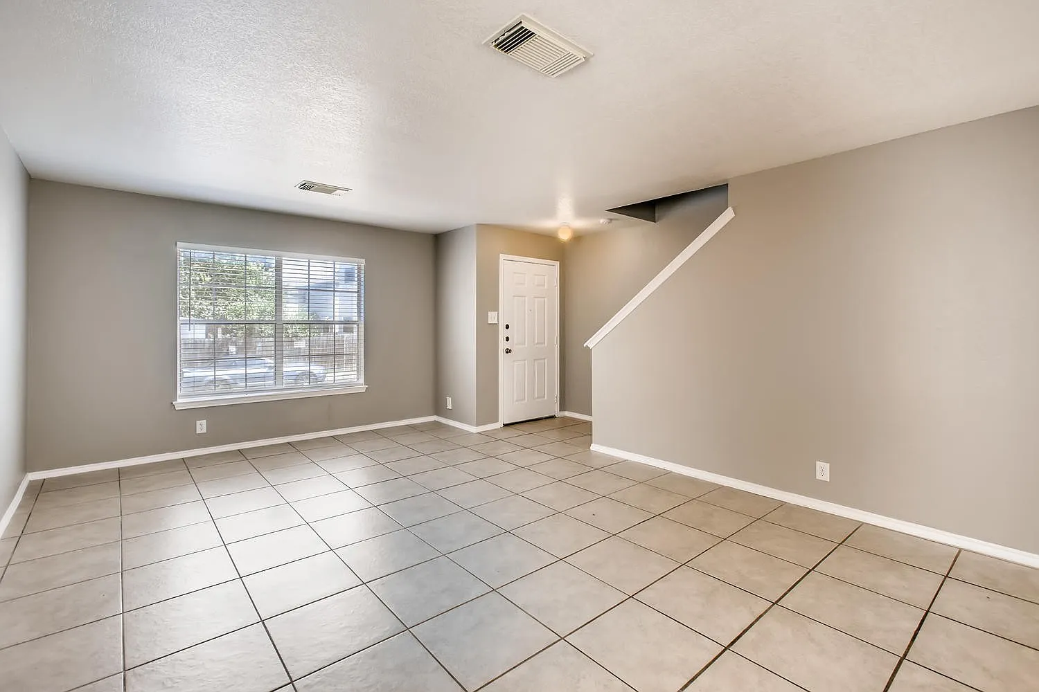 4BR/2.5 Bath near the San Antonio Medical Center — Photo 4
