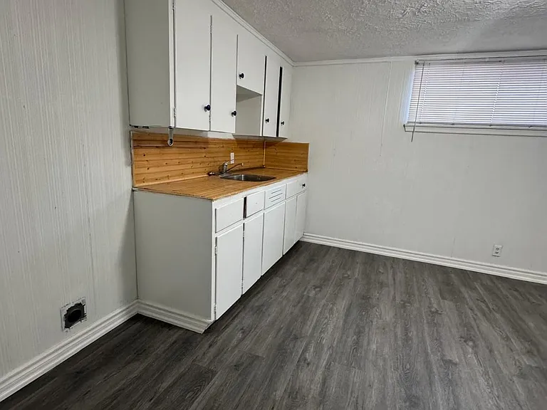 1467 Oxford St — Photo 27