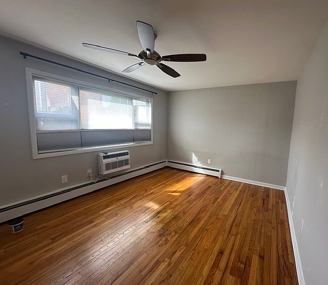 LR with Hardwood Floor and Ceiling Fan