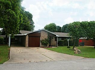 8817 E 2nd St S, Tulsa, OK 74112