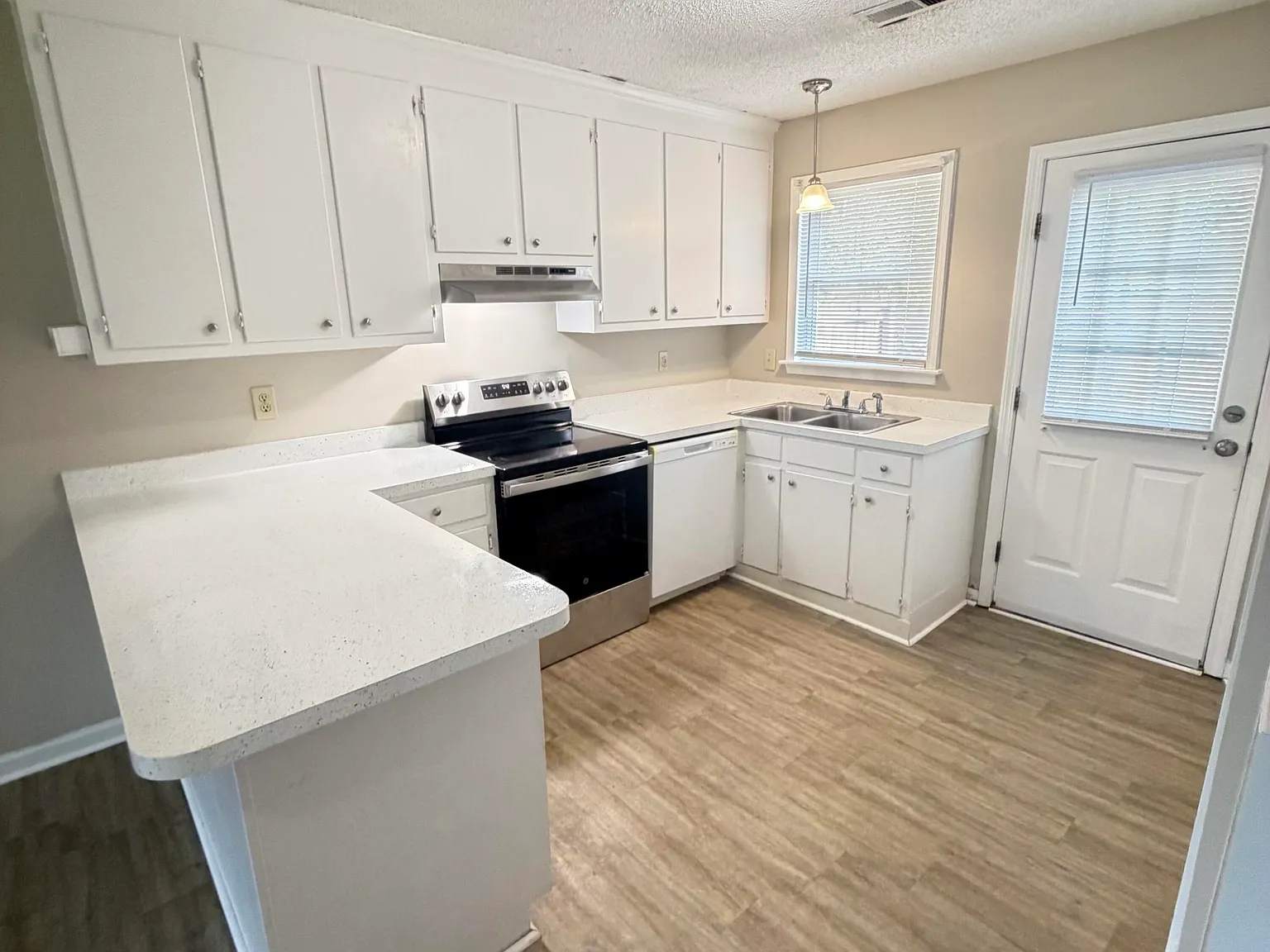 2 bed, 1.0 bath, $1,025 — Photo 3