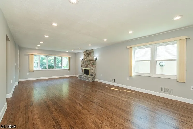 3 bed, 1.5 bath, $3,350 — Photo 2