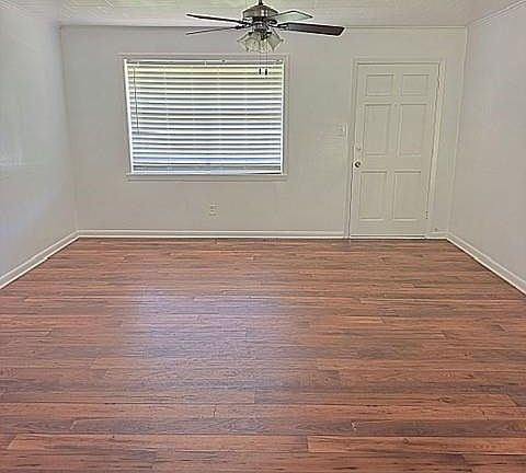 4th image of 423 Camelia St