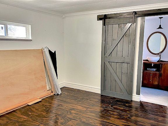 5th image of 581 Tuna St