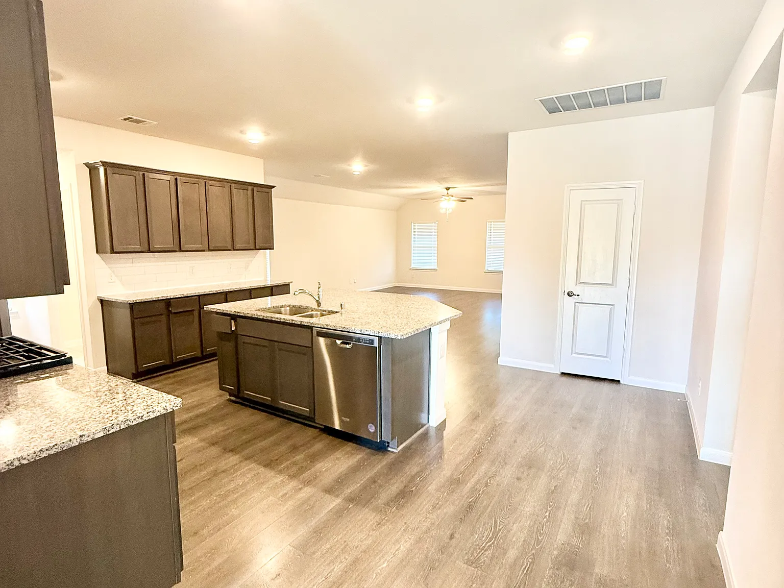 4 bed, 2059 sqft, $2,200 — Photo 4