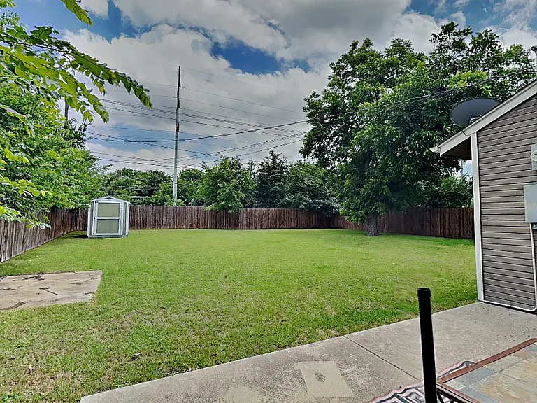 4705 Selkirk Dr — Photo 15
