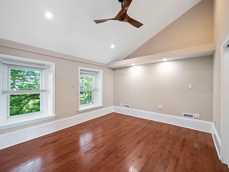 567 Dupont St — Photo 21