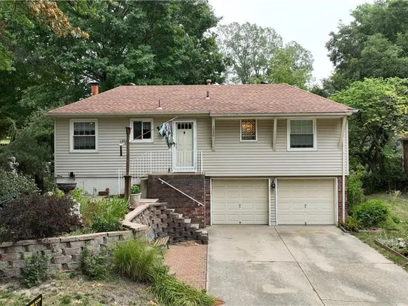 1020 N Oxford Ln, Blue Springs, MO 64015