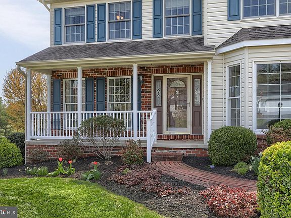 3rd image of 885 Sunnyhill Ln