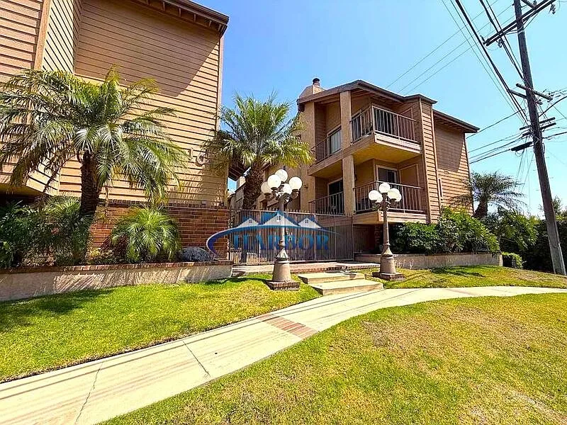 2 bed, 3.0 bath, 1200 sqft, $2,900 — Photo 1