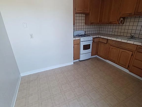 4th image of 902 3rd St Unit 9