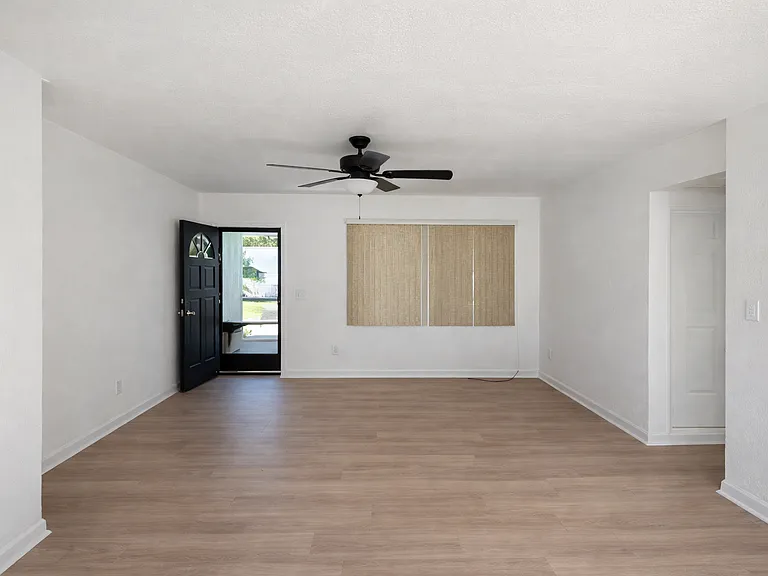 640 Jasmine Rd — Photo 2
