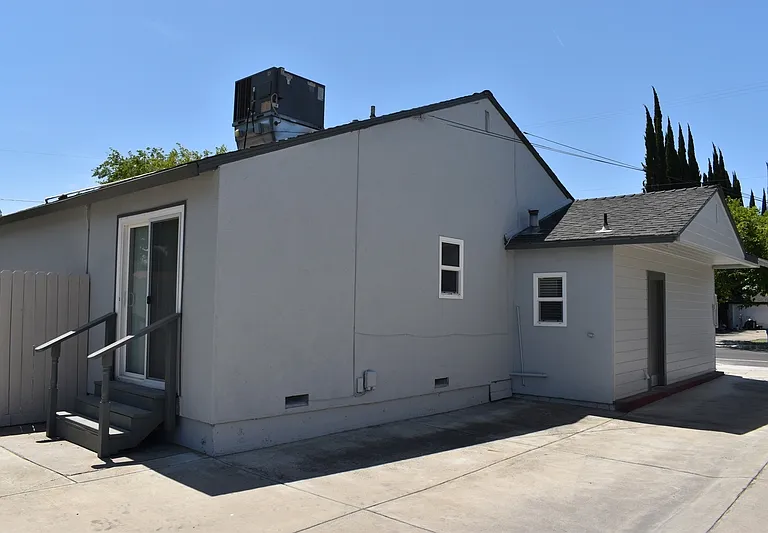 1720 Bessie Ave — Photo 4