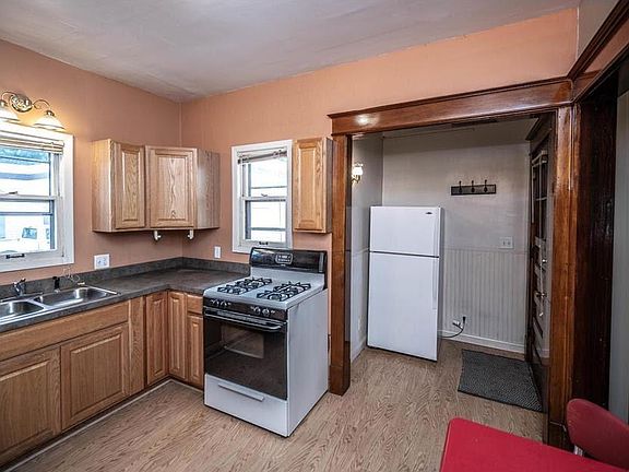 4th image of 216 Cretin Ave N #1