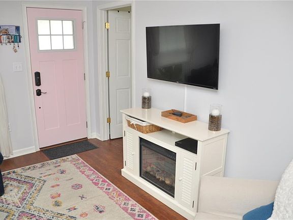 2nd image of 110 W Plum St