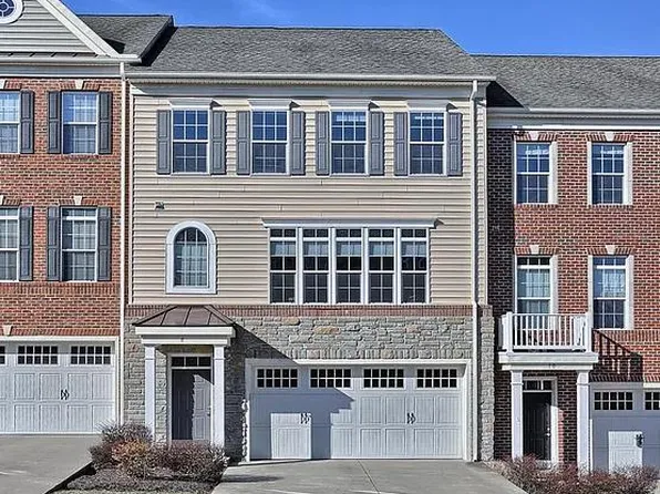 8 Indiana Cir, Lemoyne, PA 17043