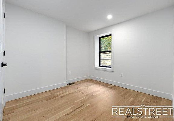 5th image of 529 Chauncey St