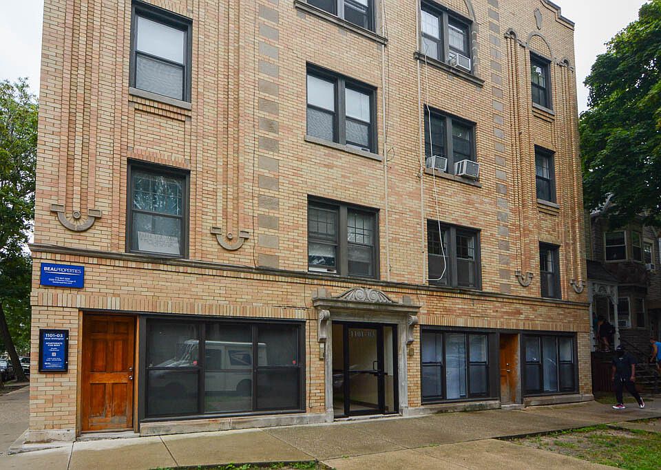 1st image of 1103 W Wellington Ave #4