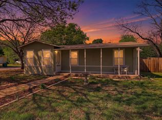 320 W Rucker St, Granbury, TX 76048