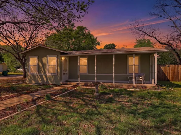 320 W Rucker St, Granbury, TX 76048