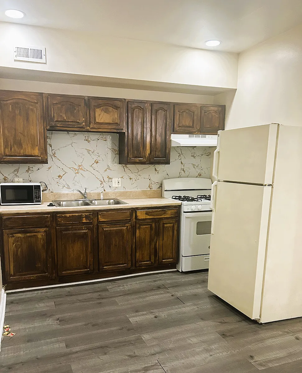 kitchen - 1533 W Baltimore St #C