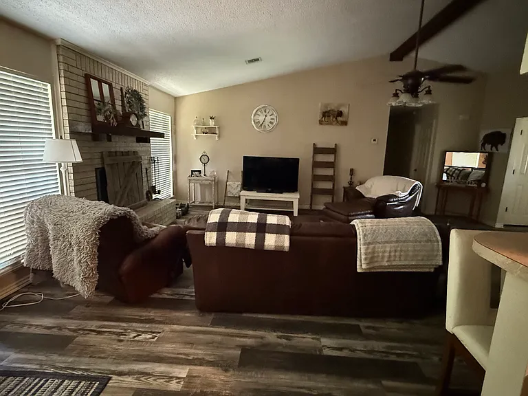 1608 Red Bud Ln — Photo 14